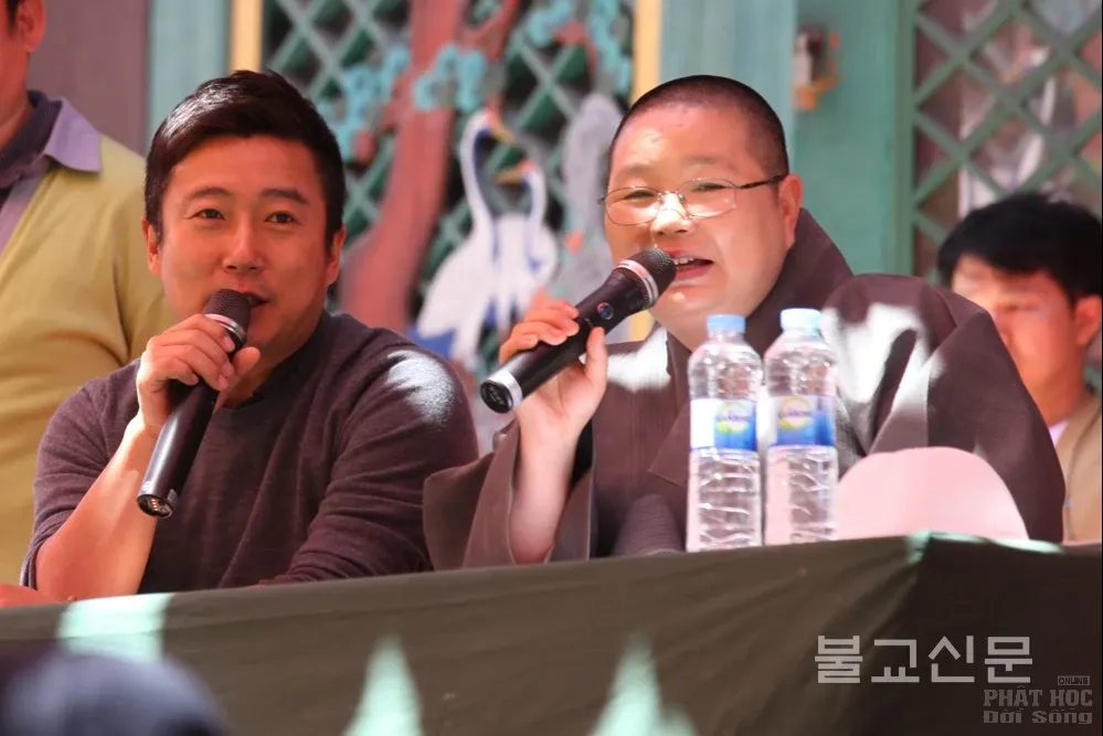 Hàn Quốc: Trận giao đấu bóng đá của các tiểu Hòa thượng mừng Phật đản image-1731746363732