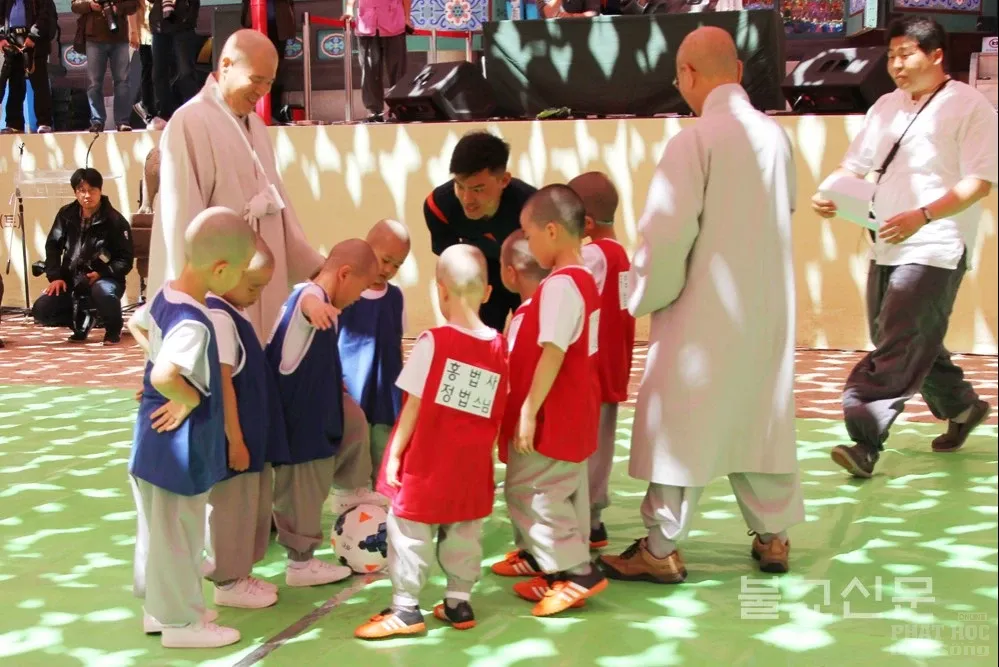 Hàn Quốc: Trận giao đấu bóng đá của các tiểu Hòa thượng mừng Phật đản image-1731746364570