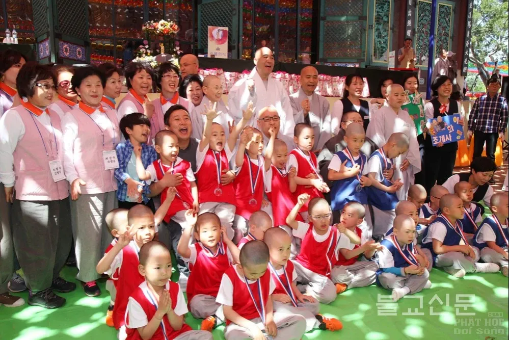 Hàn Quốc: Trận giao đấu bóng đá của các tiểu Hòa thượng mừng Phật đản image-1731746365395