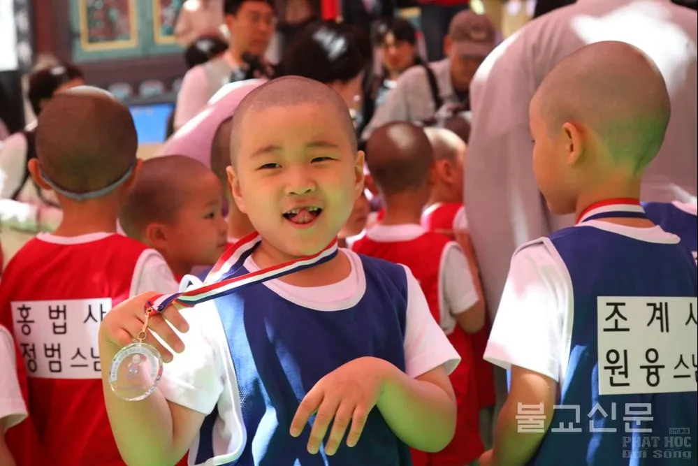 Hàn Quốc: Trận giao đấu bóng đá của các tiểu Hòa thượng mừng Phật đản image-1731746366287