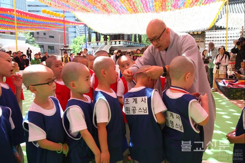 Hàn Quốc: Trận giao đấu bóng đá của các tiểu Hòa thượng mừng Phật đản image-1731746367055