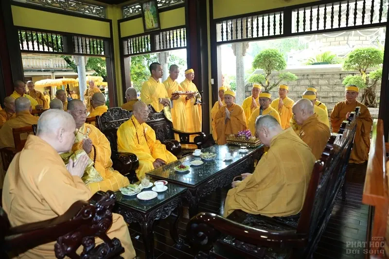 Hàng ngàn người cung tống kim quan HT.Thích Quang Đạo nhập bảo tháp image-1732286251357