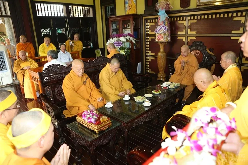 Hàng ngàn người cung tống kim quan HT.Thích Quang Đạo nhập bảo tháp image-1732286252445