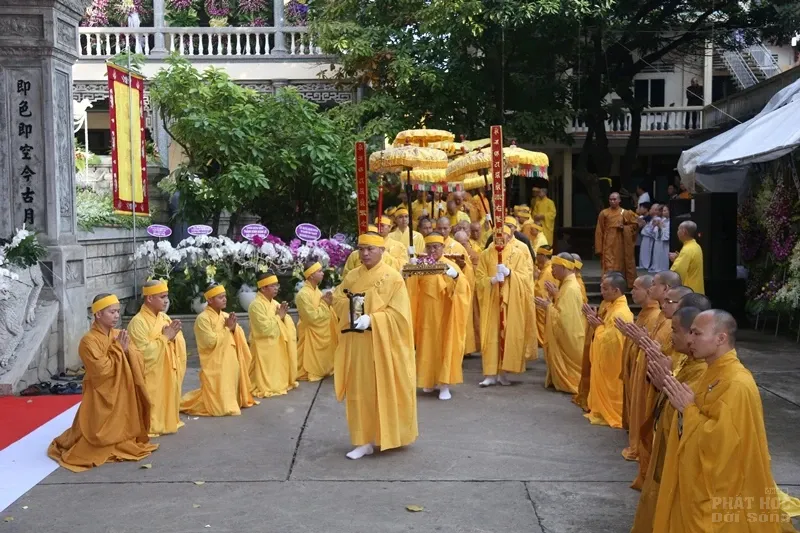 Hàng ngàn người cung tống kim quan HT.Thích Quang Đạo nhập bảo tháp image-1732286253462