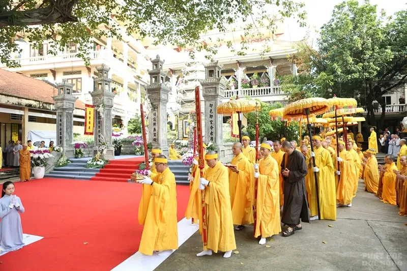 Hàng ngàn người cung tống kim quan HT.Thích Quang Đạo nhập bảo tháp image-1732286254611