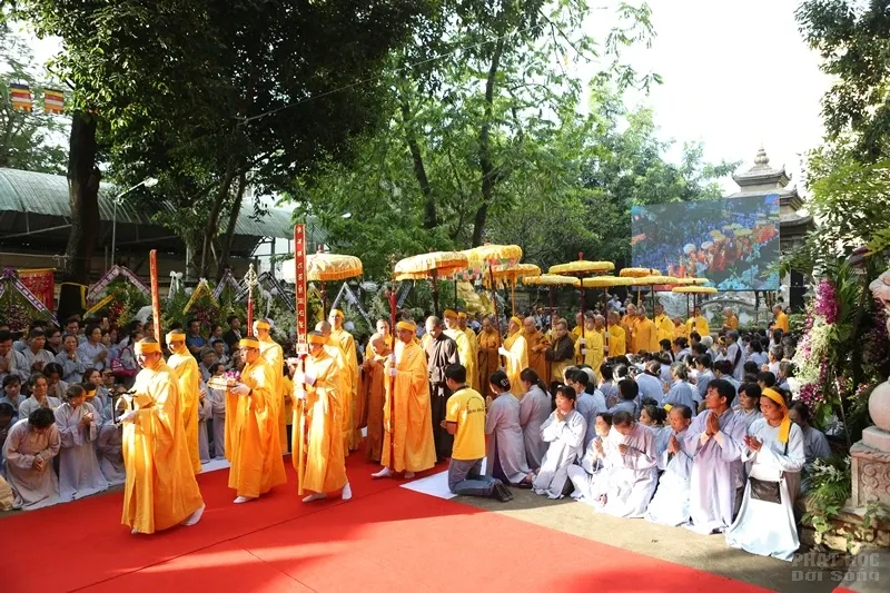 Hàng ngàn người cung tống kim quan HT.Thích Quang Đạo nhập bảo tháp image-1732286255724