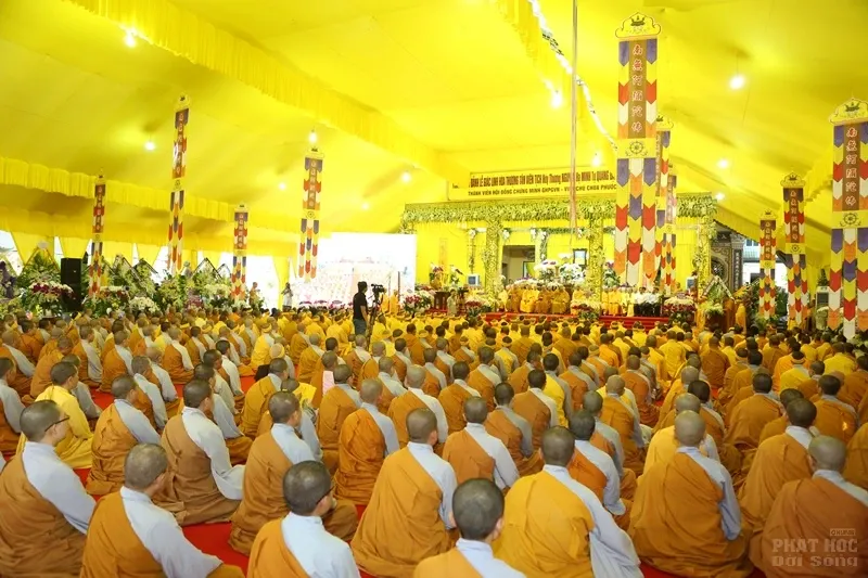 Hàng ngàn người cung tống kim quan HT.Thích Quang Đạo nhập bảo tháp image-1732286260415