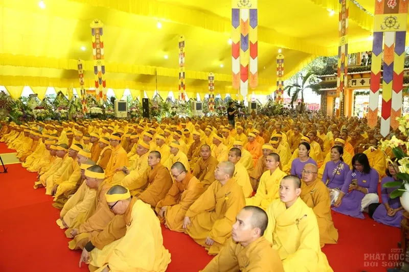 Hàng ngàn người cung tống kim quan HT.Thích Quang Đạo nhập bảo tháp image-1732286261562