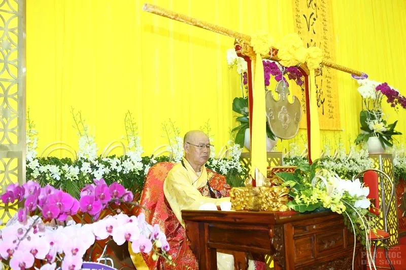 Hàng ngàn người cung tống kim quan HT.Thích Quang Đạo nhập bảo tháp image-1732286262585