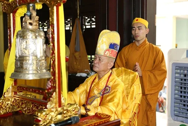 Hàng ngàn người cung tống kim quan HT.Thích Quang Đạo nhập bảo tháp image-1732286263740