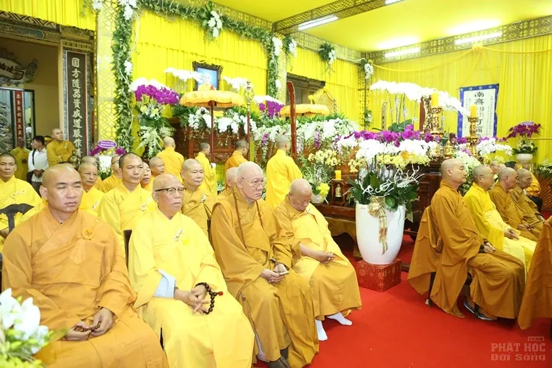 Hàng ngàn người cung tống kim quan HT.Thích Quang Đạo nhập bảo tháp image-1732286264687