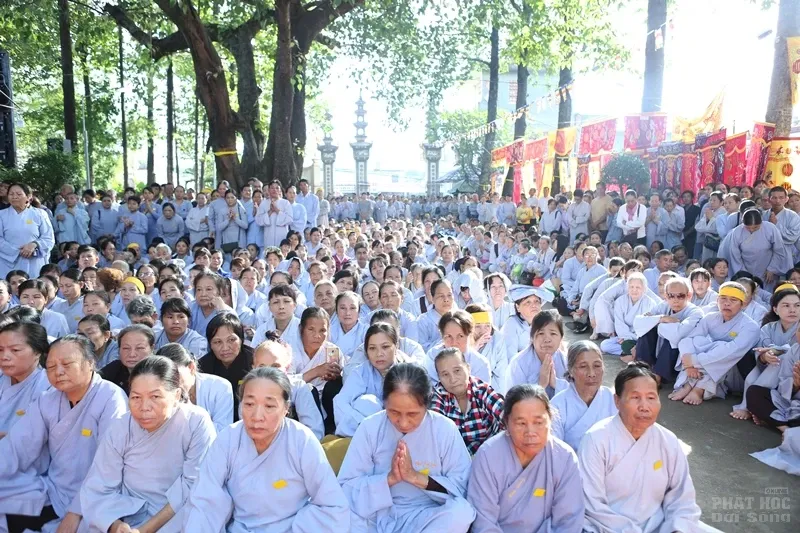 Hàng ngàn người cung tống kim quan HT.Thích Quang Đạo nhập bảo tháp image-1732286266931