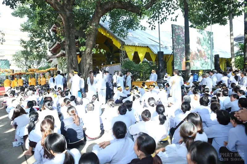 Hàng ngàn người cung tống kim quan HT.Thích Quang Đạo nhập bảo tháp image-1732286268037