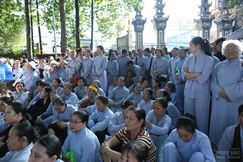 Hàng ngàn người cung tống kim quan HT.Thích Quang Đạo nhập bảo tháp image-1732286269222