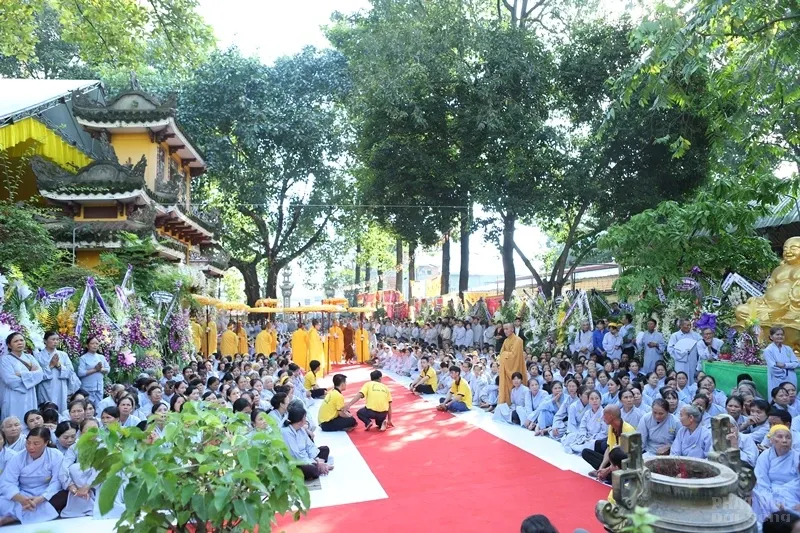 Hàng ngàn người cung tống kim quan HT.Thích Quang Đạo nhập bảo tháp image-1732286270469