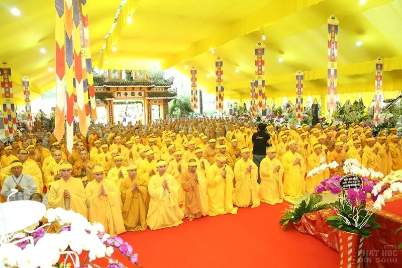 Hàng ngàn người cung tống kim quan HT.Thích Quang Đạo nhập bảo tháp image-1732286272692