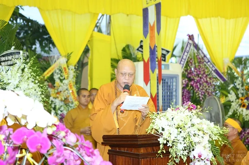 Hàng ngàn người cung tống kim quan HT.Thích Quang Đạo nhập bảo tháp image-1732286273836