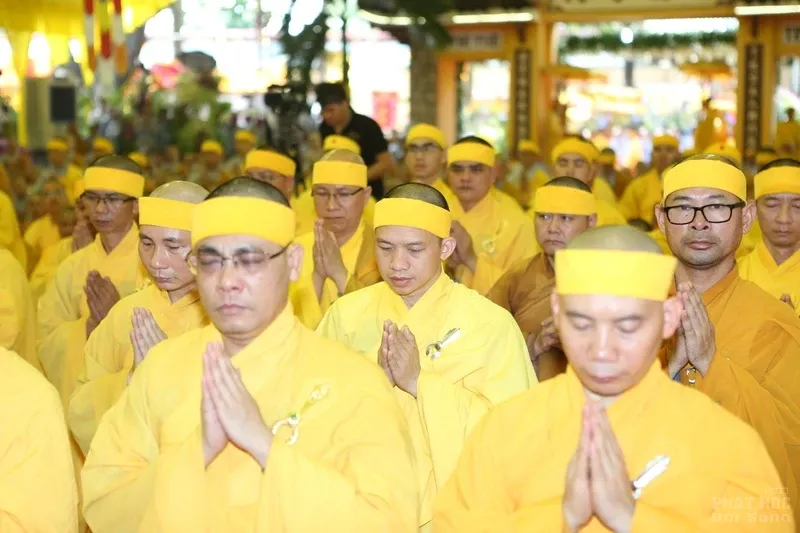 Hàng ngàn người cung tống kim quan HT.Thích Quang Đạo nhập bảo tháp image-1732286274826