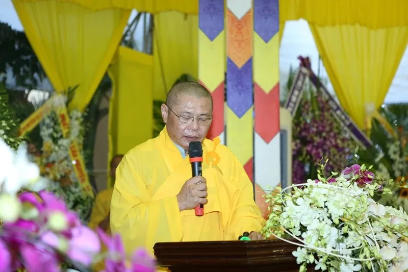 Hàng ngàn người cung tống kim quan HT.Thích Quang Đạo nhập bảo tháp image-1732286276948