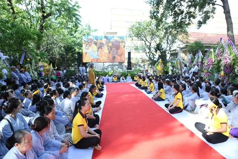 Hàng ngàn người cung tống kim quan HT.Thích Quang Đạo nhập bảo tháp image-1732286278143