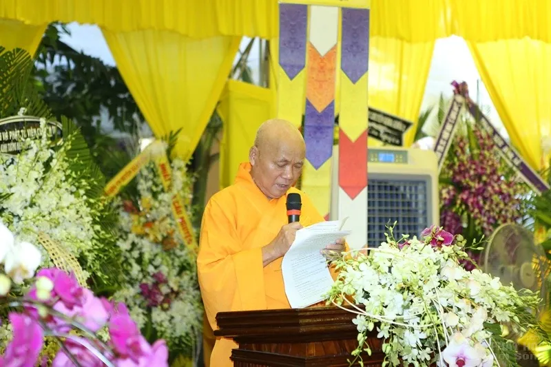 Hàng ngàn người cung tống kim quan HT.Thích Quang Đạo nhập bảo tháp image-1732286280605