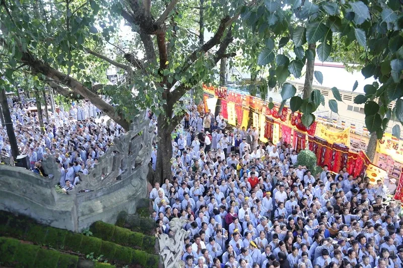 Hàng ngàn người cung tống kim quan HT.Thích Quang Đạo nhập bảo tháp image-1732286281880