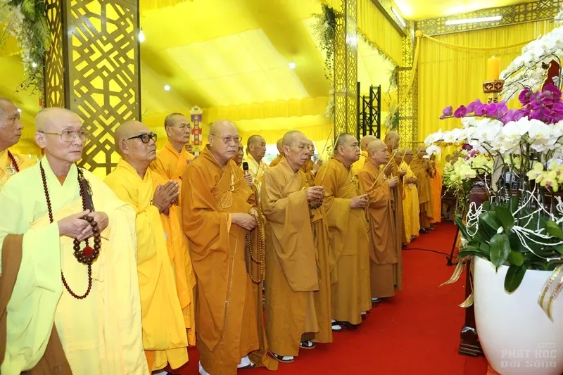 Hàng ngàn người cung tống kim quan HT.Thích Quang Đạo nhập bảo tháp image-1732286283102