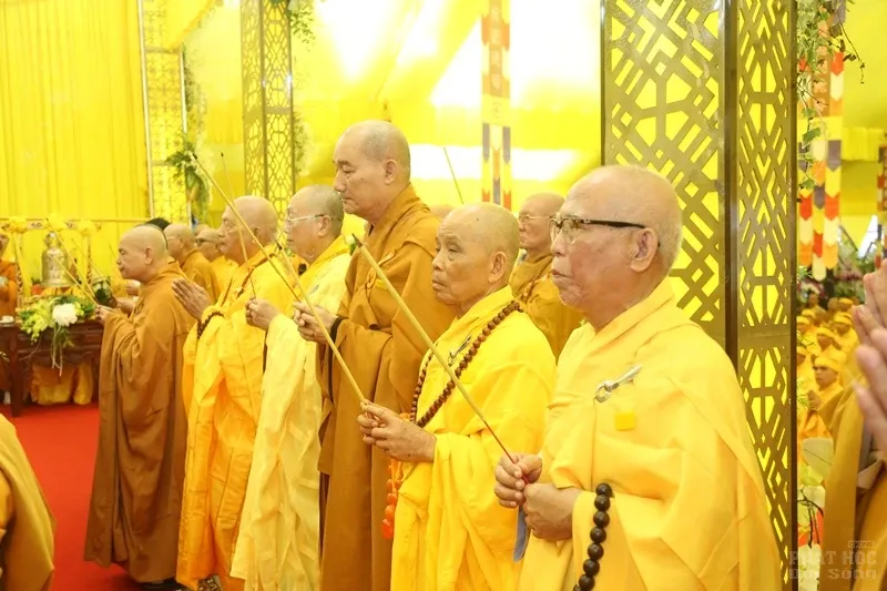 Hàng ngàn người cung tống kim quan HT.Thích Quang Đạo nhập bảo tháp image-1732286284224