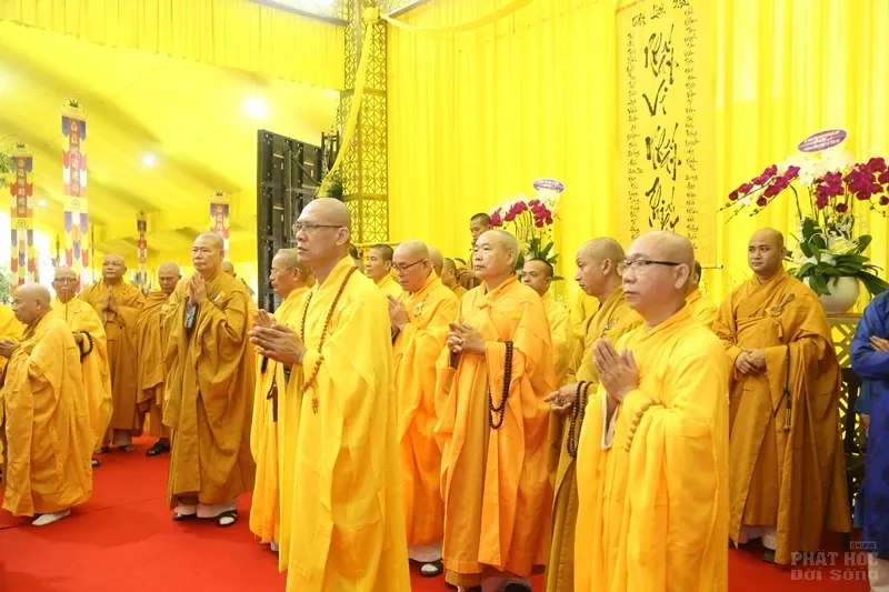 Hàng ngàn người cung tống kim quan HT.Thích Quang Đạo nhập bảo tháp image-1732286285382