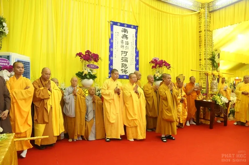 Hàng ngàn người cung tống kim quan HT.Thích Quang Đạo nhập bảo tháp image-1732286286427