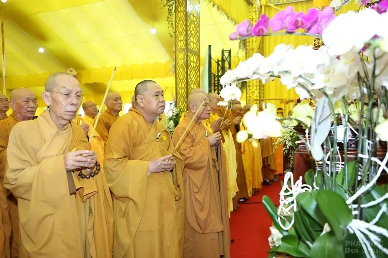 Hàng ngàn người cung tống kim quan HT.Thích Quang Đạo nhập bảo tháp image-1732286287793