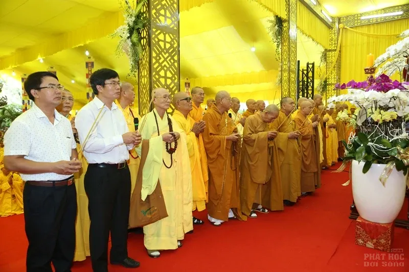 Hàng ngàn người cung tống kim quan HT.Thích Quang Đạo nhập bảo tháp image-1732286290102