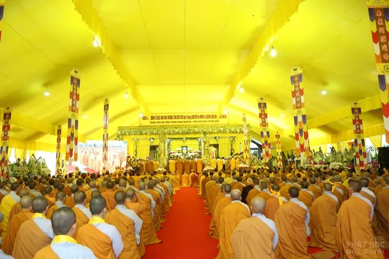 Hàng ngàn người cung tống kim quan HT.Thích Quang Đạo nhập bảo tháp image-1732286291314