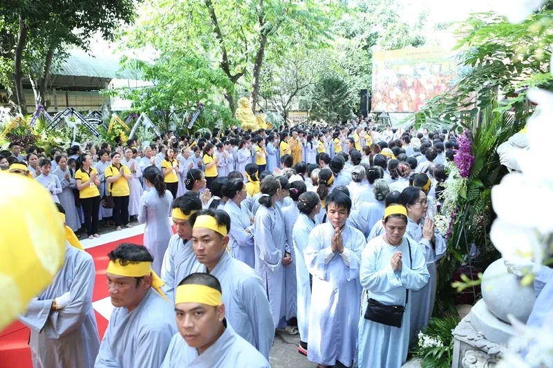 Hàng ngàn người cung tống kim quan HT.Thích Quang Đạo nhập bảo tháp image-1732286292619