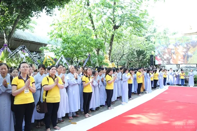 Hàng ngàn người cung tống kim quan HT.Thích Quang Đạo nhập bảo tháp image-1732286293908