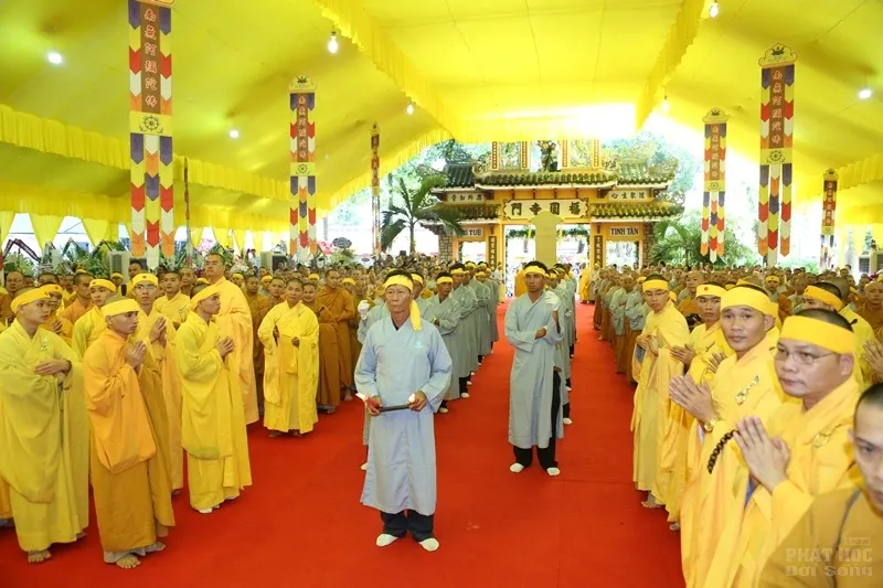 Hàng ngàn người cung tống kim quan HT.Thích Quang Đạo nhập bảo tháp image-1732286295013