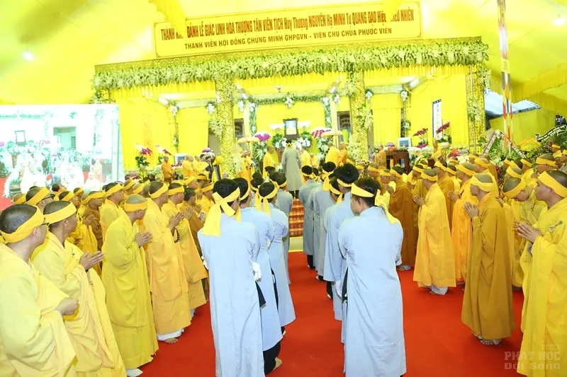 Hàng ngàn người cung tống kim quan HT.Thích Quang Đạo nhập bảo tháp image-1732286296099