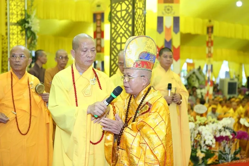 Hàng ngàn người cung tống kim quan HT.Thích Quang Đạo nhập bảo tháp image-1732286298387