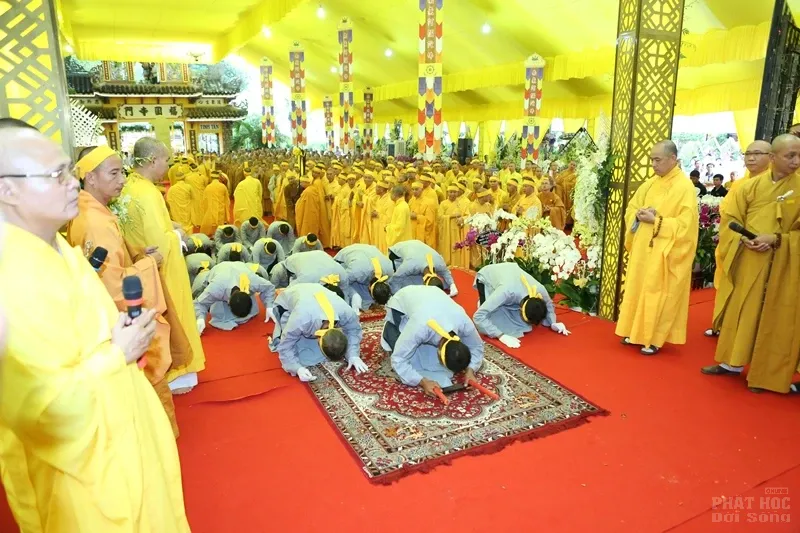 Hàng ngàn người cung tống kim quan HT.Thích Quang Đạo nhập bảo tháp image-1732286300641