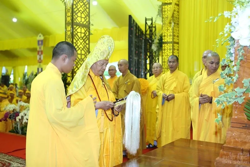 Hàng ngàn người cung tống kim quan HT.Thích Quang Đạo nhập bảo tháp image-1732286301741