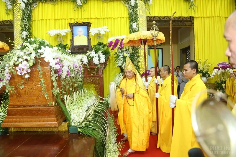 Hàng ngàn người cung tống kim quan HT.Thích Quang Đạo nhập bảo tháp image-1732286302802