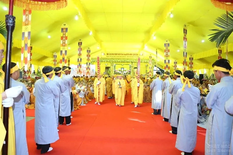 Hàng ngàn người cung tống kim quan HT.Thích Quang Đạo nhập bảo tháp image-1732286303919