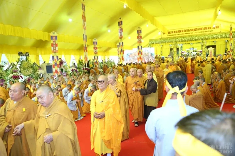 Hàng ngàn người cung tống kim quan HT.Thích Quang Đạo nhập bảo tháp image-1732286305080