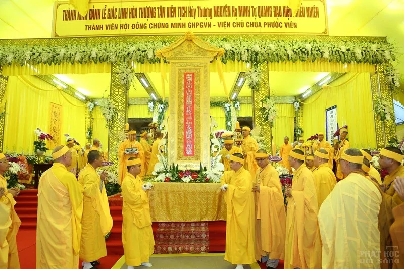 Hàng ngàn người cung tống kim quan HT.Thích Quang Đạo nhập bảo tháp image-1732286306161