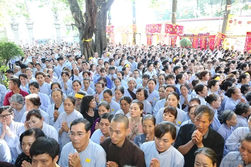Hàng ngàn người cung tống kim quan HT.Thích Quang Đạo nhập bảo tháp image-1732286307344