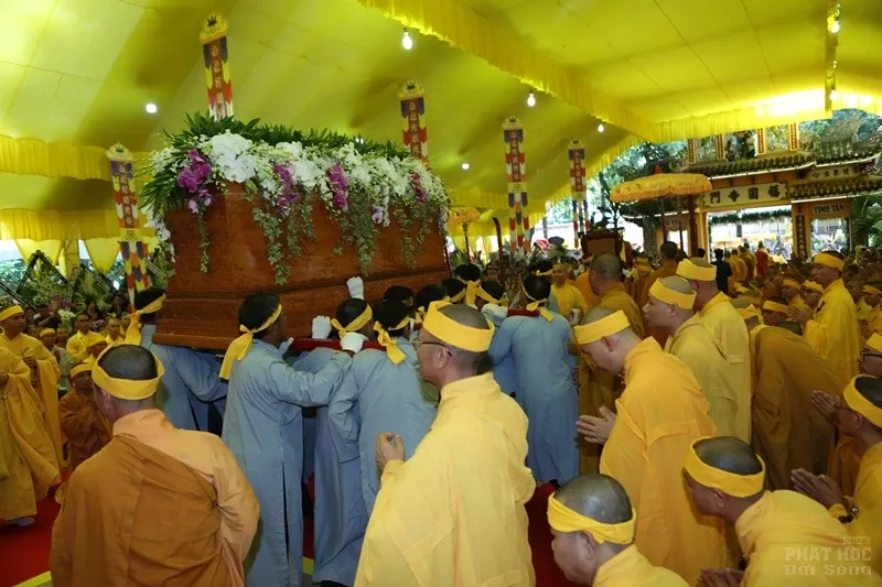 Hàng ngàn người cung tống kim quan HT.Thích Quang Đạo nhập bảo tháp image-1732286308565