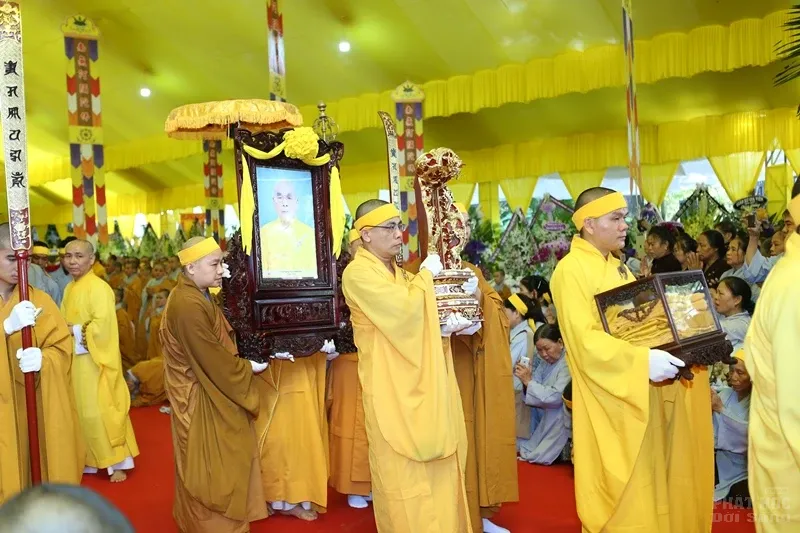 Hàng ngàn người cung tống kim quan HT.Thích Quang Đạo nhập bảo tháp image-1732286309748