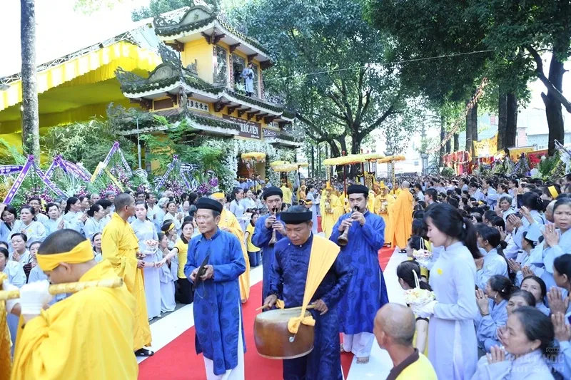 Hàng ngàn người cung tống kim quan HT.Thích Quang Đạo nhập bảo tháp image-1732286311047