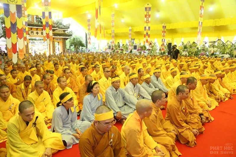 Hàng ngàn người cung tống kim quan HT.Thích Quang Đạo nhập bảo tháp image-1732286312370