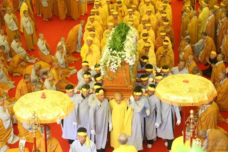 Hàng ngàn người cung tống kim quan HT.Thích Quang Đạo nhập bảo tháp image-1732286314860